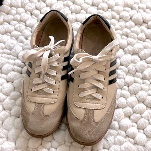 Like new sneaker size 5